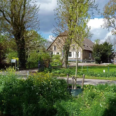 Couette-café Kasteelhoeve-dussen 3*